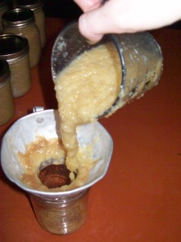 Filling jars with pear-sauce