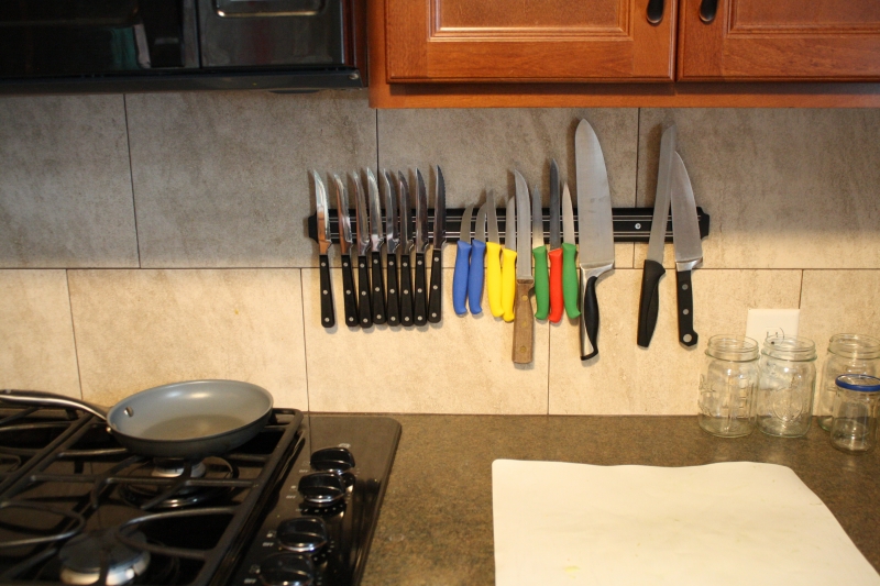 Knife rack all suited up