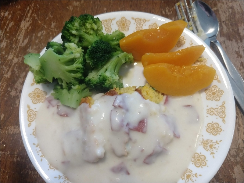 Chipped beef gravy on cornbread with broccoli and peaches